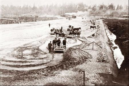 Las obras del canal Mar Blanco-Mar Báltico se llevaron por delante la vida de unos veinticinco mil prisioneros del Gulag, una sexta parte del total de obreros que sirvieron en ellas.
