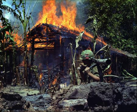 Campamento del Viet Cong en Mỹ Tho incendiado por tropas estadounidenses en 1968.