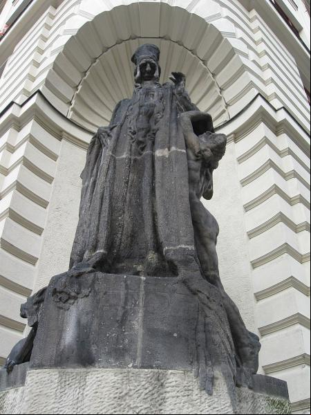 Estatua del rabino en Praga.