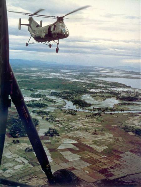 Un helicóptero estadounidense sobrevuela el sur de Vietnam