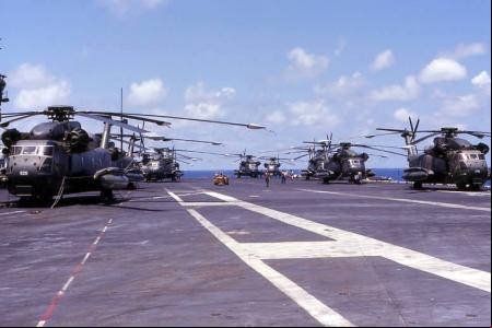 Helicópteros HH-53 de la Fuerza Aérea de EE. UU. en la cubierta del USS Midway durante la Operación Frequent Wind, abril de 1975.