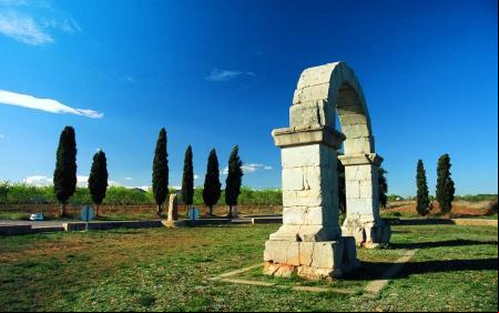 Arco de Cabanes, Castellón. Arco romano del siglo III en la antigua vía Augusta