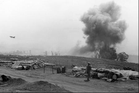 Bombardeos estadounidenses cerca del perímetro de Khe Sanh.