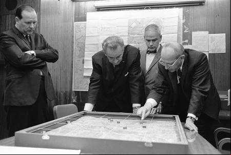 El asesor de seguridad nacional Walt W. Rostow muestra al presidente Lyndon B. Johnson un modelo del área de Khe Sanh, 15 de febrero de 1968.