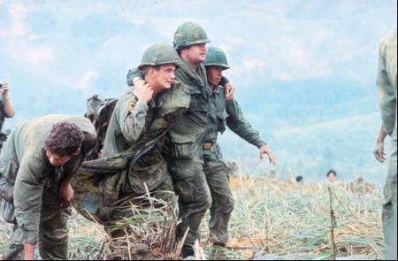 Dos soldados sujetan a un compañero herido en los combates.