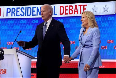 Joe Biden, acompañado de su esposa Jill en la CNN
