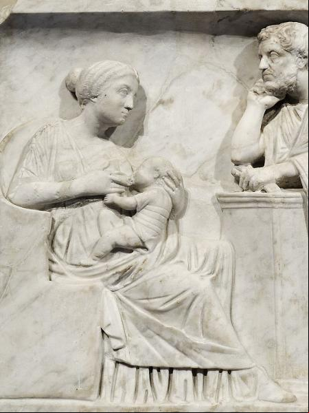 Una matrona amamantando a su bebé en presencia del padre. Detalle del sarcófago de un niño de mediados del siglo II.