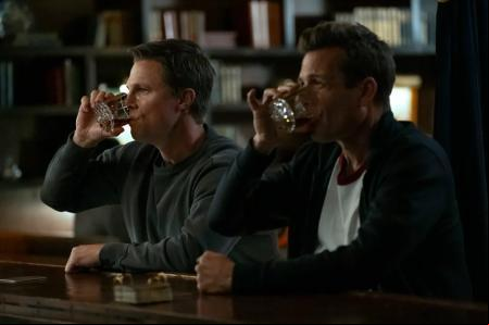 Stephen Amell, que protagoniza 'Suits LA', con Gabriel Macht.
