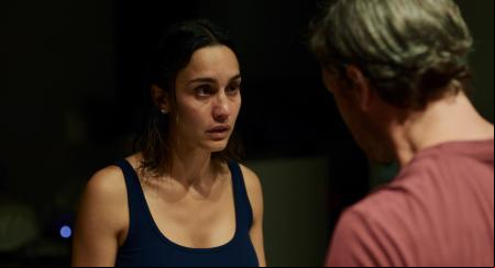 Su matrimonio se resiente por su negativa a alejarse del bufete: la familia comienza a sufrir boicot social.