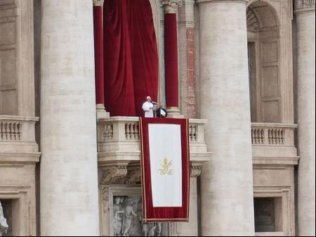 El Papa León XIV en su primer Regina Caeli, desde el balcón central de la Basílica de San Pedro.