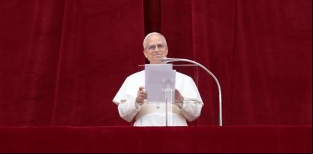 El papa León XIV ha pedido el cese inmediato del fuego en Gaza y en Ucrania y ha rezado para que se obre “el milagro de la paz”, este domingo 11 de mayo, durante su primer Regina Caeli, desde el balcón central de la basílica de San Pedro.
León XIV ha descrito el escenario geopolítico actual como una “tercera guerra mundial por partes”, en su discurso durante el primer domingo de su papado desde el balcón central de la basílica de San Pedro.
El líder de la Iglesia reclamó el fin de las hostilidades en Ucrania y Gaza. De hecho, pidió un “alto el fuego inmediato” en Palestina y el regreso de los rehenes que Hamás mantiene retenidos.