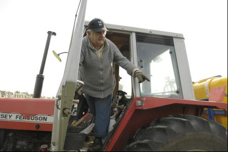 José Mujica, en el tractor con el que cultivaba su pequeño campo a las afueras de Montevideo