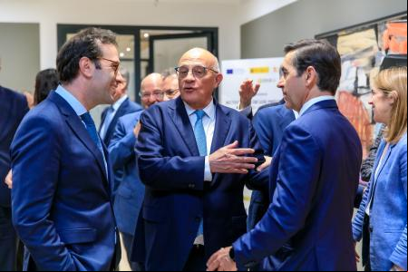 El ministro de Economía, Carlos Cuerpo, el presidente del BBVA, Carlos Torres, el presidente del banco Sabadell Josep Oliu, el consejero delegado de CaixaBank, Gonzalo Gortazar y el presidente del Instituto de Crédito Oficial, José Carlos García de Quevedo, entre otros asistentes, durante la firma de la puesta en marcha de las líneas ICO Verde e ICO Empresas y Emprendedores del Plan de Recuperación, este lunes en el Ministerio de Economía, en Madrid.