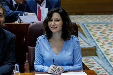 La presidenta de la Comunidad de Madrid, Isabel Díaz Ayuso, durante un pleno en la Asamblea de Madrid, a 6 de marzo de 2025, en Madrid (España). La quita de deuda autonómica propuesta por el Gobierno de España y la actualización de los precios del agua del Canal de Isabel II centran el Pleno en la Asamblea de Madrid. Además, la semana del 8M trae al Pleno la violencia sexual, los delitos de odio en redes y la brecha salarial de género.