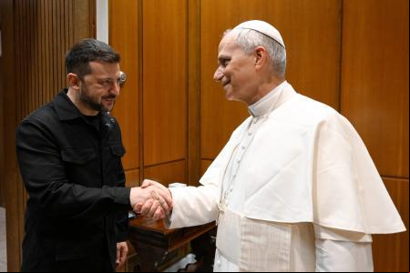El presidente de Ucrania, Volodimir Zelenski, con el Papa León XIV