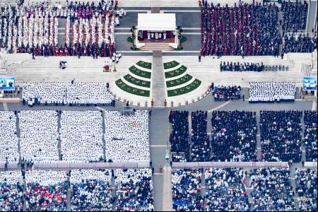 Panorámica aérea de la ceremonia papal .