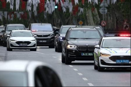 El convoy del secretario de Estado de Estados Unidos, Marco Rubio, llega mientras los delegados ucranianos, estadounidenses y rusos se reúnen para las conversaciones de paz entre Ucrania y Rusia