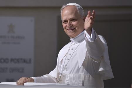 El Papa León XIV recorre la plaza de San Pedro en Papamóvil por primera vez antes de la misa de inicio de su Pontificado, a 17 de mayo de 2025, en Ciudad del Vaticano. Con esta ceremonia se marca el inicio del ministerio petrino del estadounidense Robert Prevost, el Papa León XIV. Prevost se convierte así en el 267 Pontífice de la Iglesia tras el fallecimiento el pasado 21 de abril del Papa Francisco. Se espera la presencia de más de 150 delegaciones internacionales y cerca de 200.000 fieles.