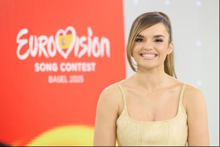 La cantante Melody durante una rueda de prensa, en Torrespaña, a 25 de marzo de 2025, en Madrid (España). RTVE ha anunciado durante la rueda de prensa que la persona encargada de dar los puntos de España en el Festival de Eurovisión 2025 será Chanel. La cantante será la portavoz que se pondrá frente a la cámara para entregar los puntos del jurado español.
