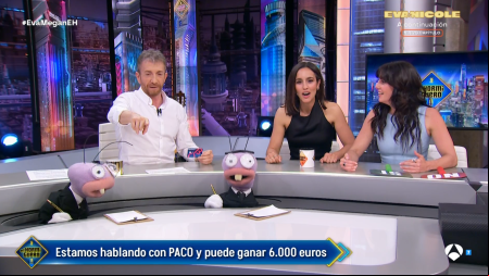 Megan Montaner y Eva Ugarte entregaron a Paco la tarjeta de 'El Hormiguero', no sin antes vivir un momento de lo más surrealista.