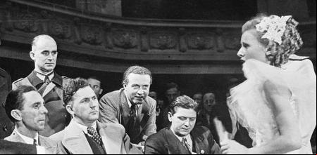Goebbels (a la izqda.) visita los estudios de la UFA en 1935.