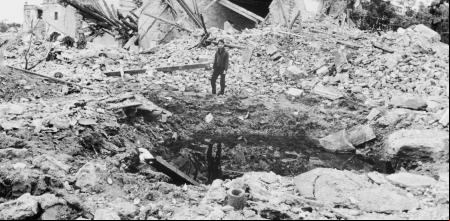 Un joven Haiphong, Vietnam del Norte, tras un bombardeo estadounidense