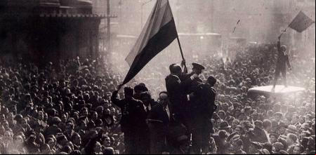 Proclamación de la Segunda República española en la Puerta del Sol de Madrid el 14 de abril de 1931.