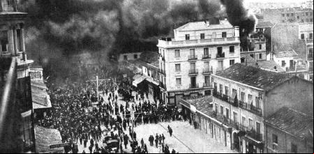 El convento de las mercedarias en Cuatro Caminos en llamas en 1931