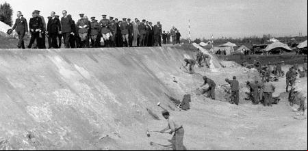 ESPAÑA- CANAL DEL GUADALQUIVIR: SEVILLA, 24/03/1940.- El Jefe del Estado, Francisco Franco, acompañado de los ministros Pedro Gamero del Castillo (sin cartera),  Joaquín Benjumea Burín (Agricultura y Trabajo), Alfonso Peña Boeuf (Obras Públicas) y José Ibáñez Martín (Educación Nacional), durante su visita a las obras del canal de las Marismas del Guadalquivir, obra hidráulica que pretende regar 75000 hectáreas de cultivo. EFE/Miguel Cortés/jgb