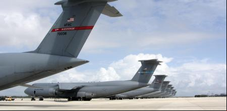 Aviones de transporte estadounidenses en la base de Rota, en el año 2010