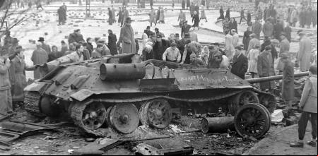 Tanque soviético destruido en las calles de Budapest durante la Revolución húngara de 1956.