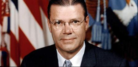 Fotografía oficial de Robert McNamara como secretario de Defensa en 1961
