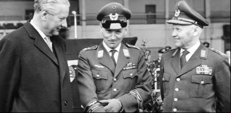 Erich Hartmann (centro) en una imagen de 1961.
