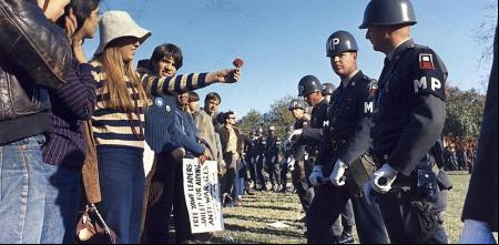 Una manifestante ofrece una flor a un policía durante una concentración contra la guerra frente al Pentágono, en 1967.