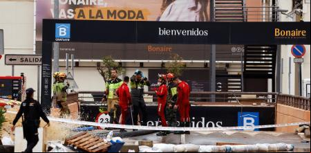  of rescue and emergency units work at the entrance of Bonaire shopping mall underground parking in the aftermath of floods caused by heavy rains in Aldaia, near Valencia, Spain, November 4, 2024. REUTERS/Susana Vera