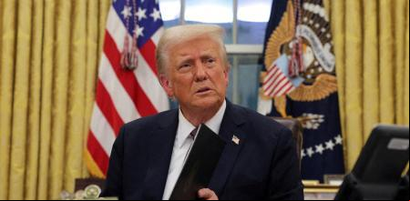 FILE PHOTO: U.S. President Donald Trump signs documents as he issues executive orders and pardons for January 6 defendants in the Oval Office at the White House on Inauguration Day in Washington, U.S., January 20, 2025. REUTERS/Carlos Barria//File Photo