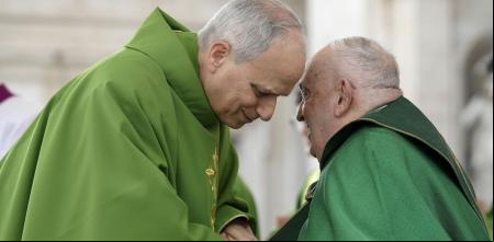 El papa Francisco y su sucesor, entonces el cardenal Robert Francis Prevost, en febrero en la plaza de San Pedro