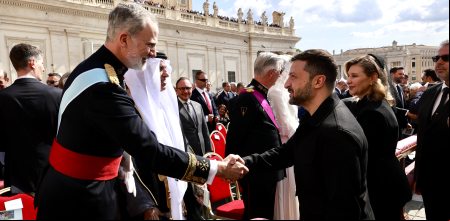 El presidente de Ucrania, Voldorimir Zelenski, saluda al Rey en la plaza de San Pedro, antes del inicio de la misa de inicio del pontificado
