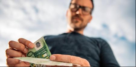 Un hombre contando dinero