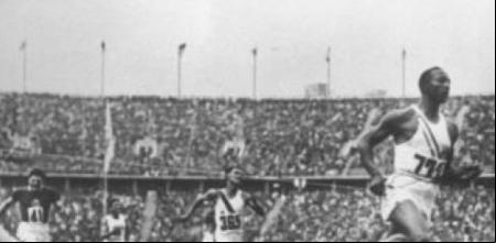 Owens cruza la meta en la final de 100 metros en Berlin'36