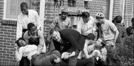 Dos heridos son atendidos tras la carga policial en Selma el día 7 de marzo de1965