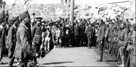 Desembarco de dos banderas de la Legión, bajo el mando de Millán-Astray y Francisco Franco, en Melilla el xx de julio de 1921