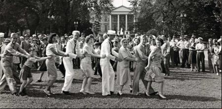 Americanos de todas las edades festejan la rendición de Japón bailando sobre el césped de la Casa Blanca, 14 de agosto de 1945.