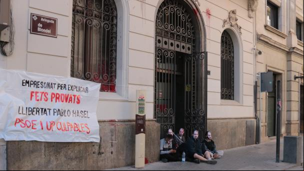 Desalojados los  de la plataforma Pablo Hasél encadenados en la sede del PSC de Lleida