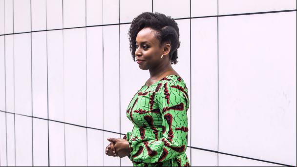Chimamanda Ngozi Adichie se queda huérfana