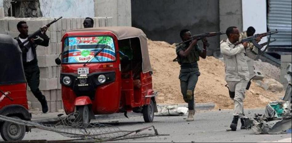 Al menos 18 militares mueren en un triple ataque terrorista en Somalia