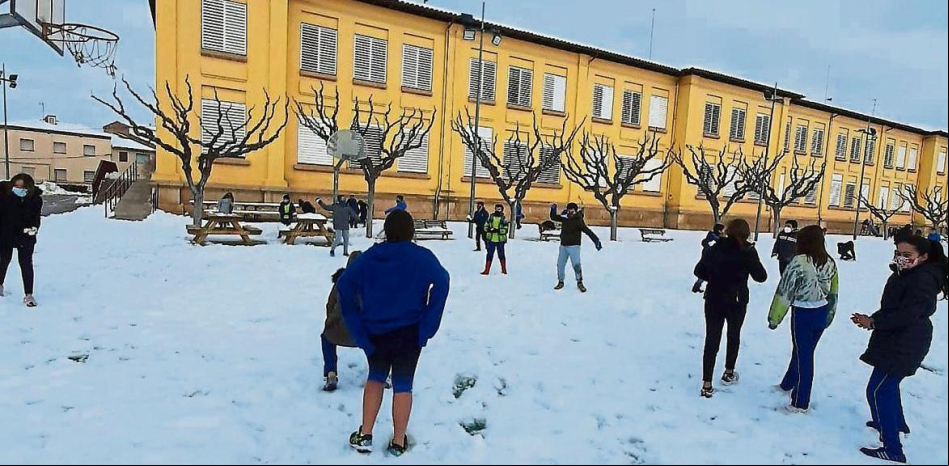 Un centenar de profesores universitarios defienden que no se cierren escuelas e institutos