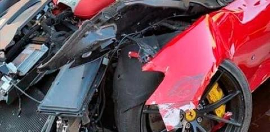 Un futbolista italiano deja su carísimo Ferrari en el lavacoches y se lo destrozan