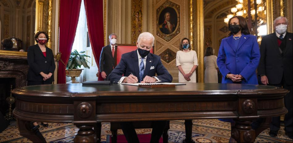 Las 17 medidas aprobadas por Joe Biden en su primer día en la Casa Blanca