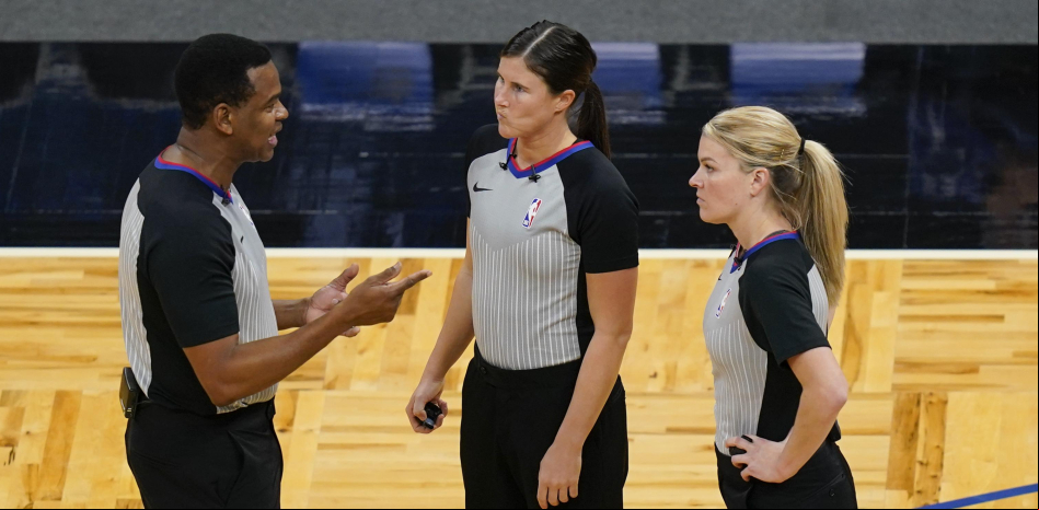 Natalie Sago y Jenna Schroeder, las dos primeras mujeres que arbitran juntas un partido de la NBA
